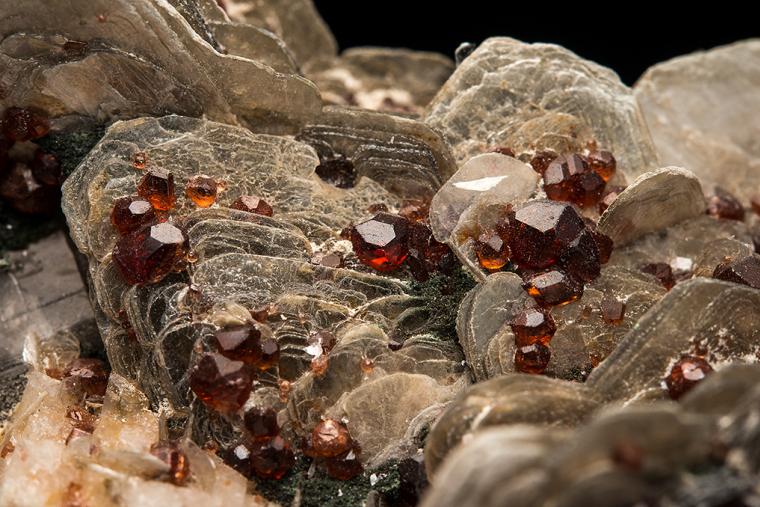 SPESSARTINE on MUSCOVITE